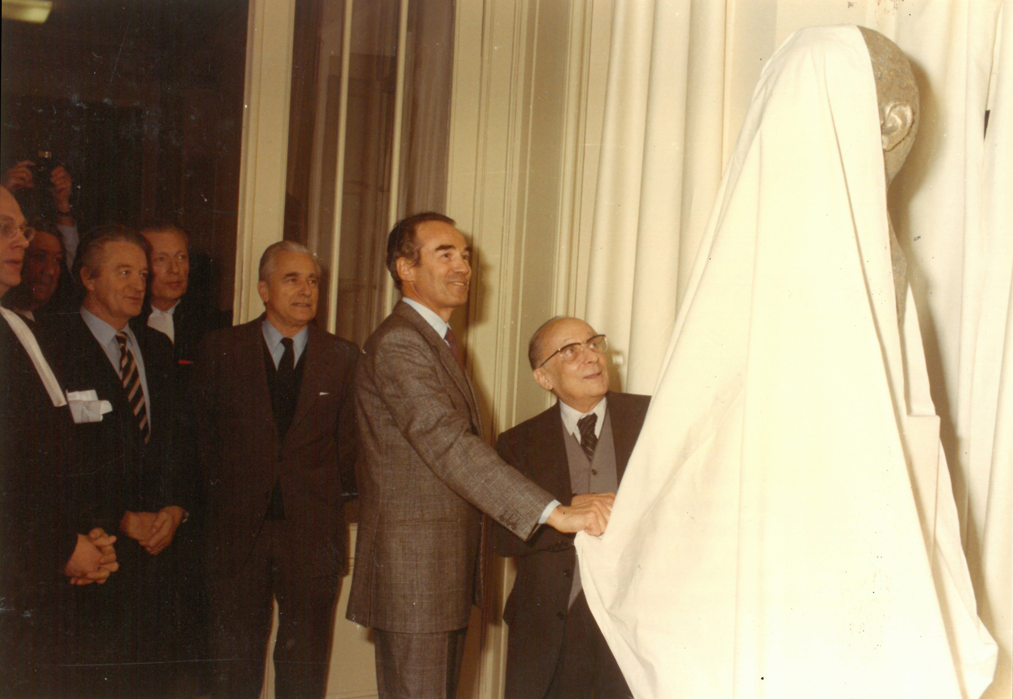 Inauguration du monument  Ludovic Trarieux au Palais de Justice de Bordeaux  l'occasion de la cration de l'IDHBB. De g.  d. le btonnier Bertrand Favreau, Robert Badinter, Roland Dumas (de profil), Jacques Chaban-Delmas et Daniel Mayer