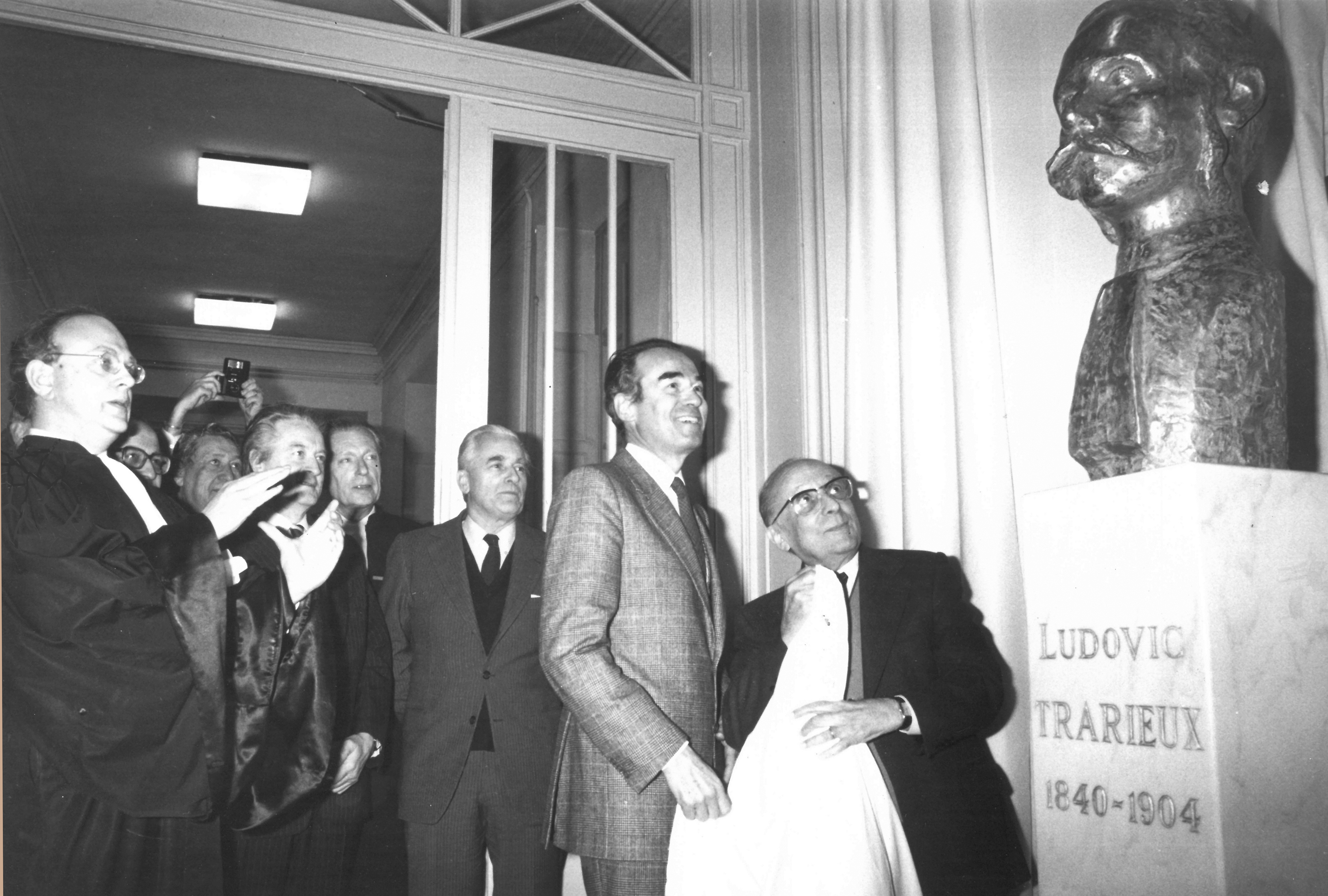 Inauguration du monument  Ludovic Trarieux au Palais de Justice de Bordeaux  l'occasion de la cration de l'IDHBB. De g.  d. le btonnier Bertrand Favreau, Robert Badinter, Roland Dumas (de profil), Jacques Chaban-Delmas et Daniel Mayer