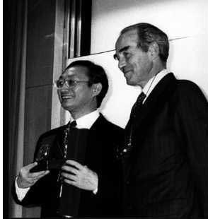 October 2nd, 1998 - Robert Badinter gives the Ludovic-Trarieux Prize to Liu Qing