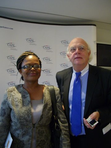 Beatrice Mtetwa avec Bertrand Favreau fondateur du Prix Ludovic Trarieux a Paris en novembre 2009 