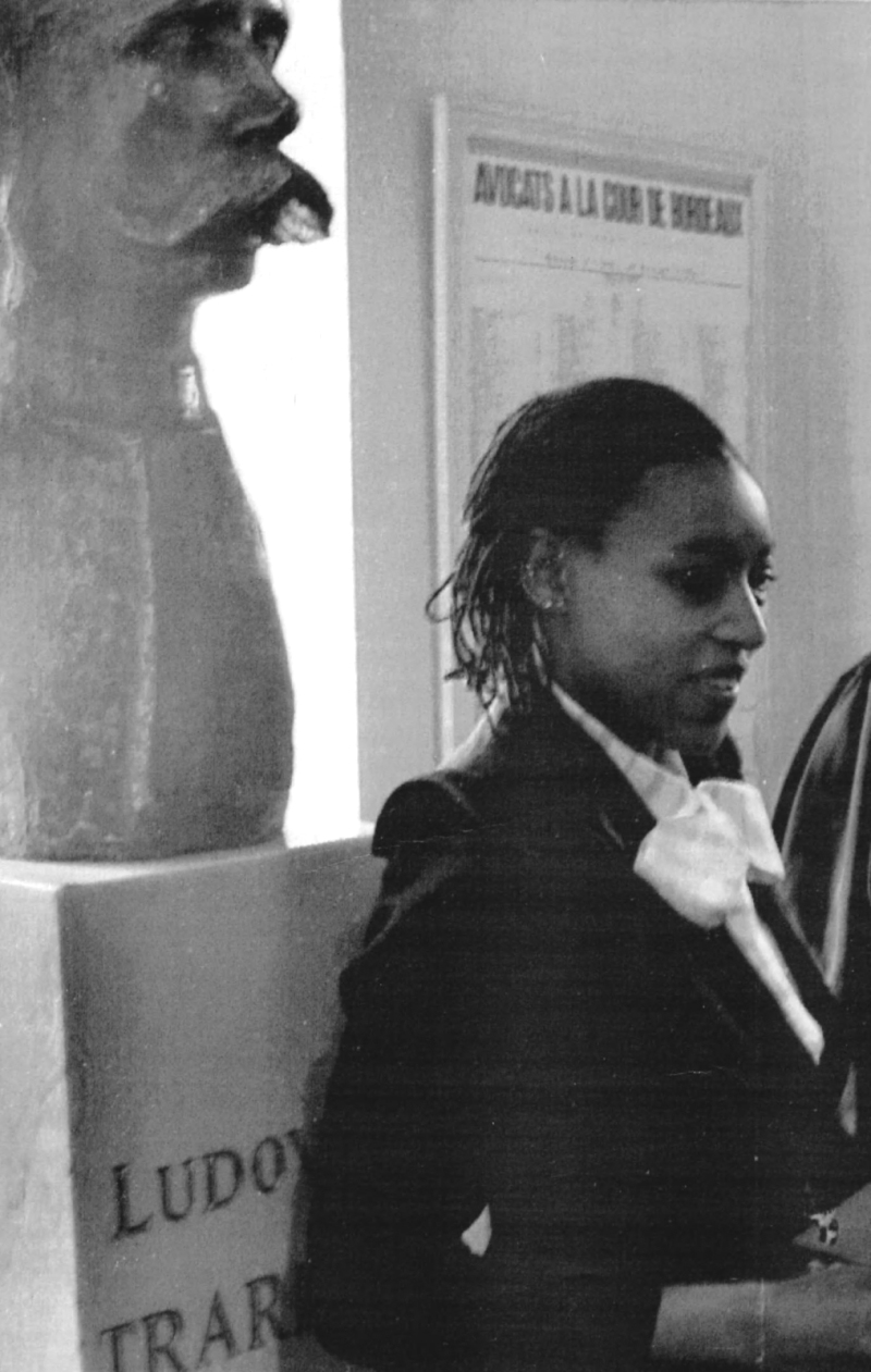 Zenani Mandela devant  le buste de Ludovic Trarieux, le jour de la remise du Premier prix