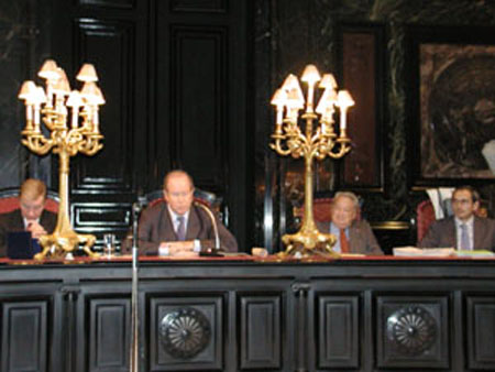 Le btonnier John BIGWOOD, Btonnier de l'Ordre franais Barreau de Bruxelles, le btonnier Georges FLECHEUX, Prsident de l'Institut de formation en Droits de l'Homme du Barreau de Paris, Me Christophe PETTITI, Secrtaire gnral de l'Institut
des Droits de l'Homme des Avocats Europens  (IDHAE).Photo Jean-Ren TANCREDE - Tel : 01 42 60 36 35