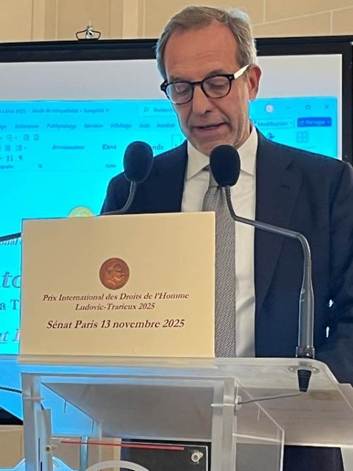 Une image contenant texte, habits, personne, Visage humain

Le contenu gnr par lIA peut tre incorrect.