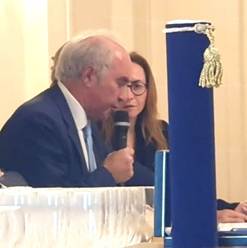 Une image contenant Visage humain, habits, personne, homme

Le contenu g n r  par l IA peut  tre incorrect.